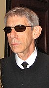 https://upload.wikimedia.org/wikipedia/commons/thumb/b/bd/Richard_Belzer.JPG/100px-Richard_Belzer.JPG